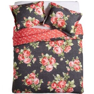 Pioneer Women rose garden king sz comforter good condition, new king size shams
